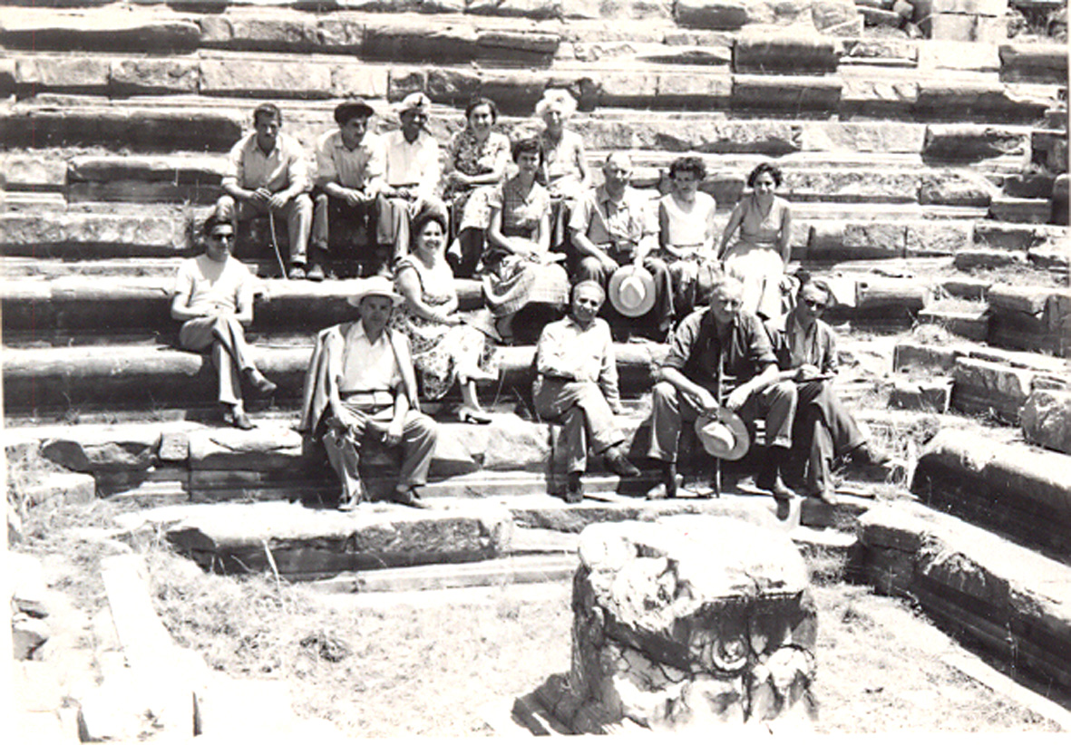 George (second right on front row), Jane (directly behind), unknown location, 1950-60 (D5.1)