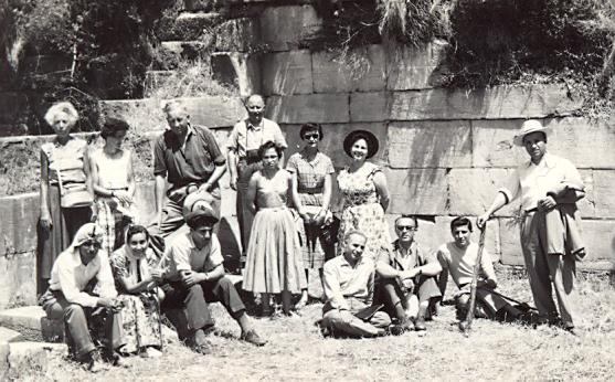 Group photograph (Jane, second right on second top row; George, next to Jane), unknown location 1950-60 (D5.4)